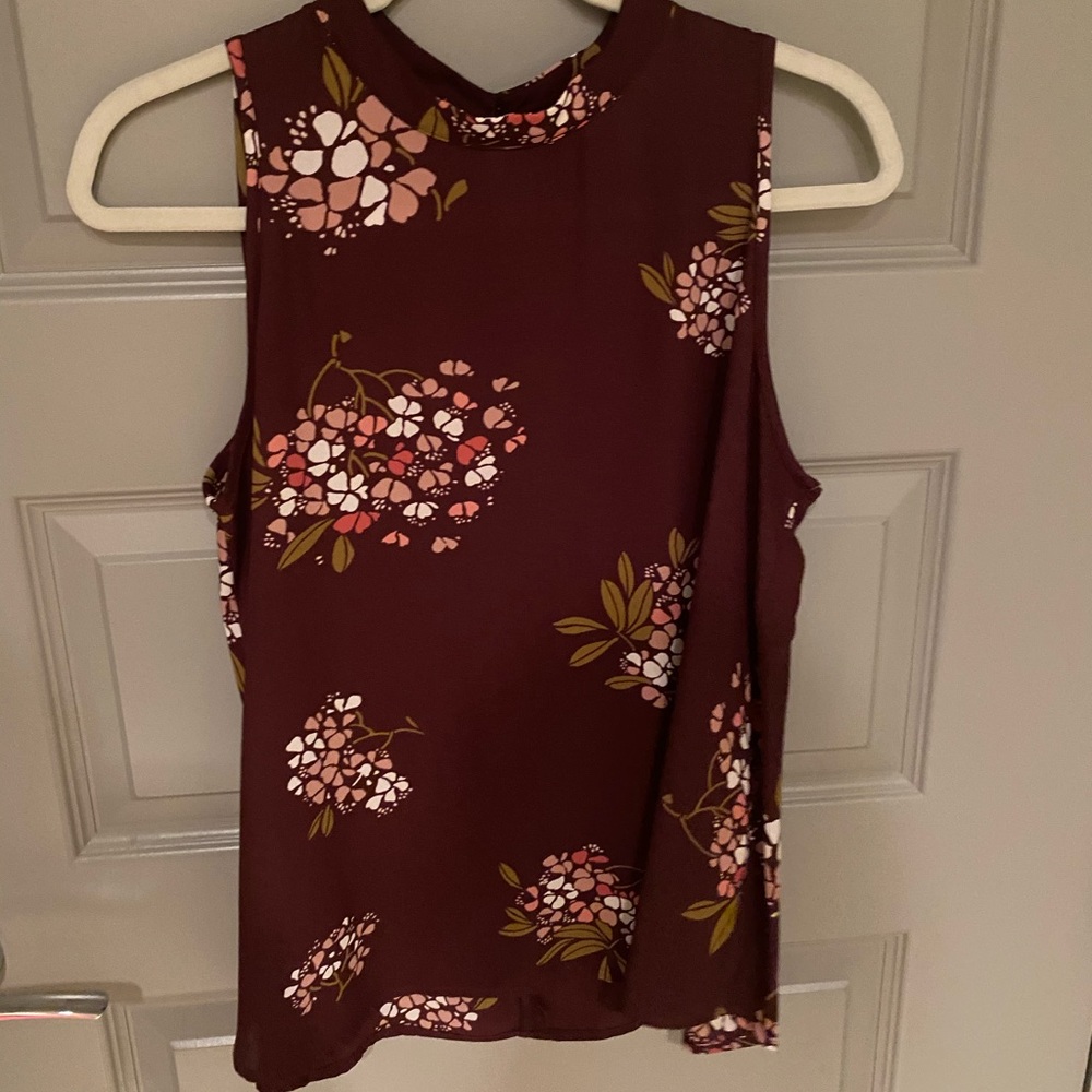 Burgundy flower tank Size M